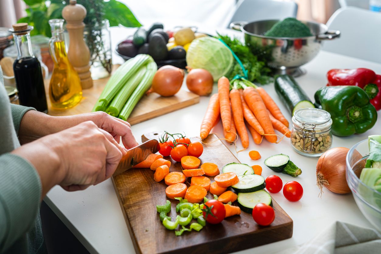 Gesunde Ernährung wird zubereitet in der Küche