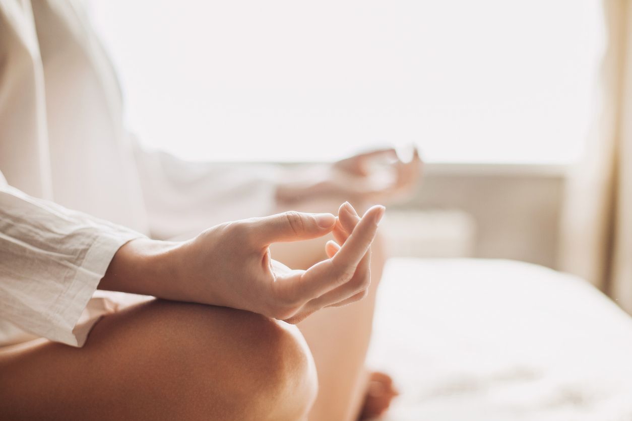 Frau ist mitten in einer meditaion